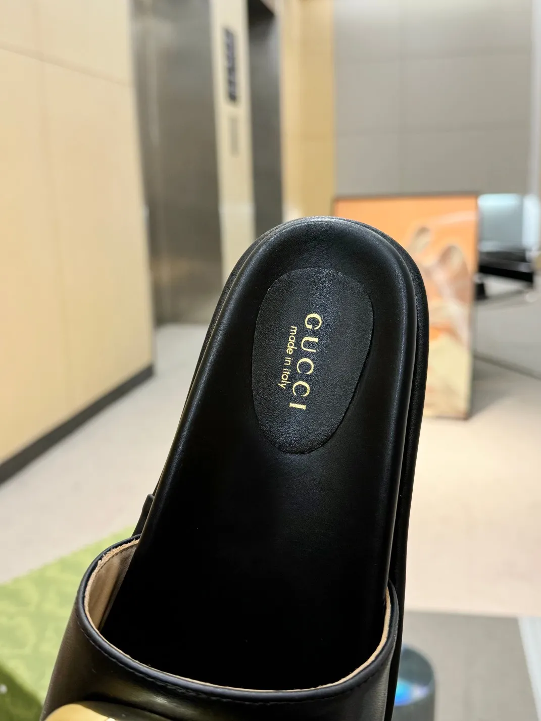 👟👟Ex-factory price 460👟👟 Shipped all year round, Gucci's latest limited edition thick-soled slippers. Top quality for sale. Purchase genuine product for development. The material and workmanship are consistent with the original. Upper: cowhide. Lining: dyed sheepskin. Outsole: Italian private model outsole. Size: 35-43M standard size. 41, 42, 43 are also custom-made and cannot be returned or exchanged. Sole thickness: 5.5cm. Forefoot 4cm.